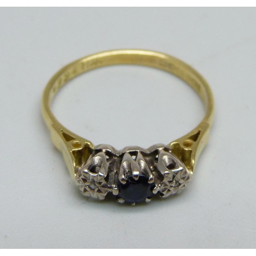 960 - An 18ct gold, sapphire and diamond ring, 2.9g, O