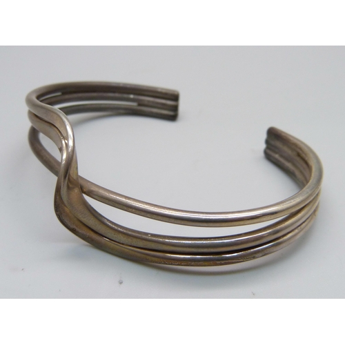 977 - A Tianguis studio 925 silver bangle, with original fitted box