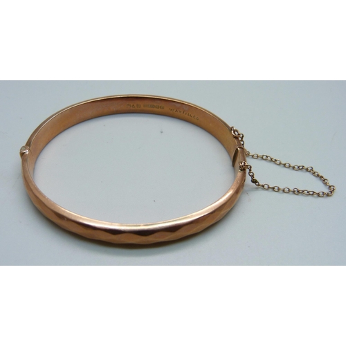 981 - A 9ct gold bangle, marked 'wax filled', 10.5g