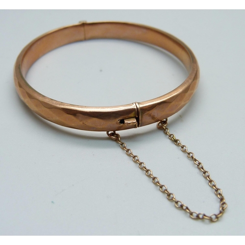 981 - A 9ct gold bangle, marked 'wax filled', 10.5g