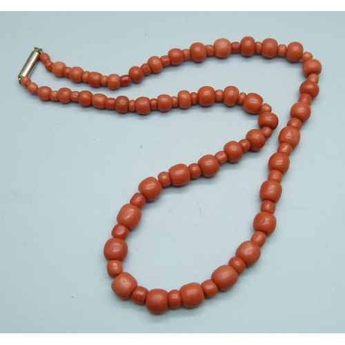 986 - A coral necklace, 38g, 48cm