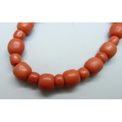 986 - A coral necklace, 38g, 48cm