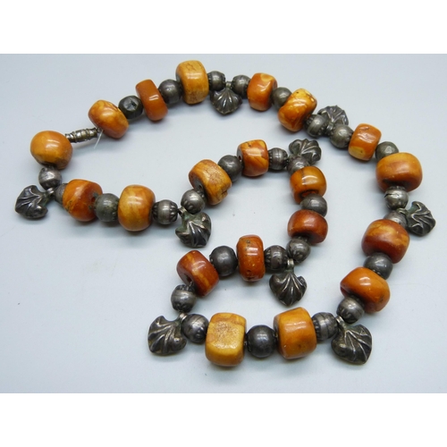 988 - A silver and amber necklace