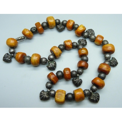 988 - A silver and amber necklace