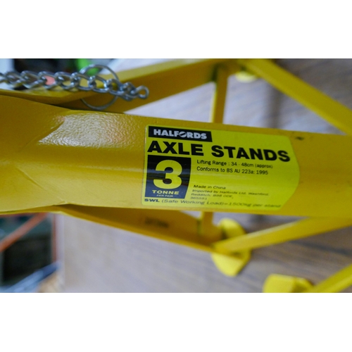 2062 - A pair of Halfords heavy duty 3-tonne axle stands