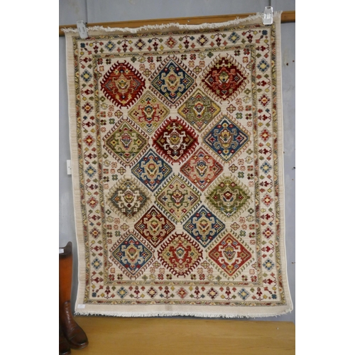 1343 - A cream ground all over diamond design rug, 170 x 120cm