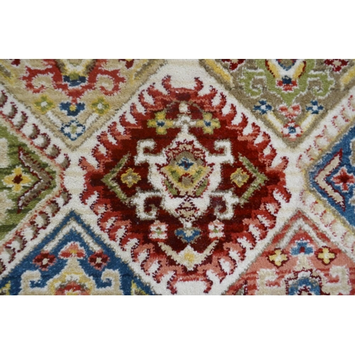 1343 - A cream ground all over diamond design rug, 170 x 120cm