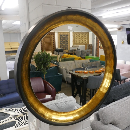 1370 - A large circular illuminated mirror with USB charger