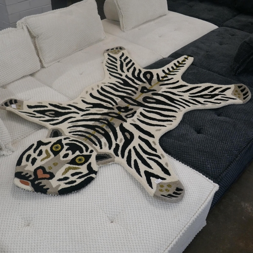 1449 - A 6ft x 4ft rug depicting a white tiger