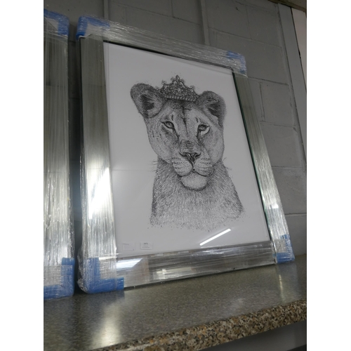 1471 - A Liquid Art lioness picture with mirror frame