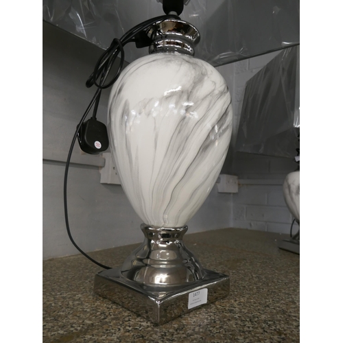 1477 - A large marble effect table lamp with grey shade