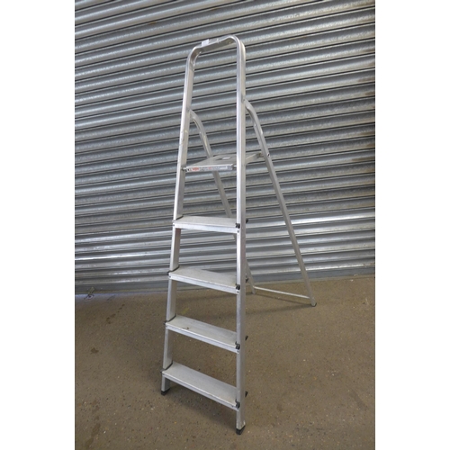 2224 - A set of 5-rung aluminium stepladders