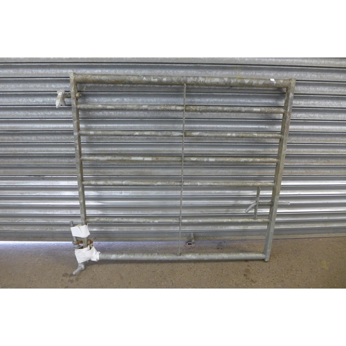 2226 - A 121cm x 115cm galvanised metal field gate