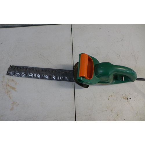 2233 - 2 Black & Decker hedge trimmers; GH250 41C and GS400 405CM