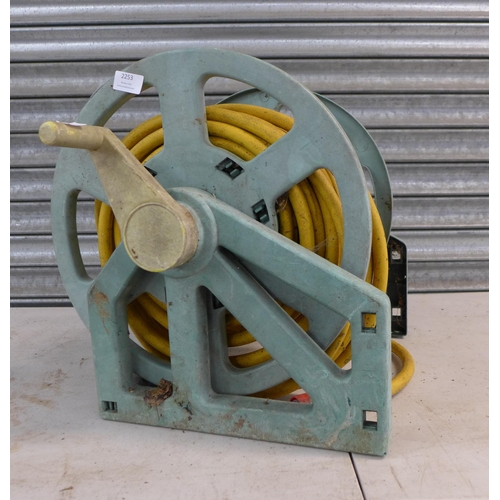 2253 - A Hozelock hose pipe on reel