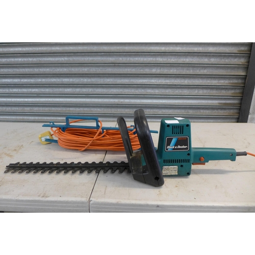 2256 - A Black & Decker GS400 240v electric hedge cutter with extension cable