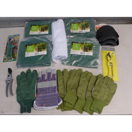 2261 - 4 Potato planting bags, garden fleece, 6 pairs of gardening gloves, gardening knee pads and three se... 