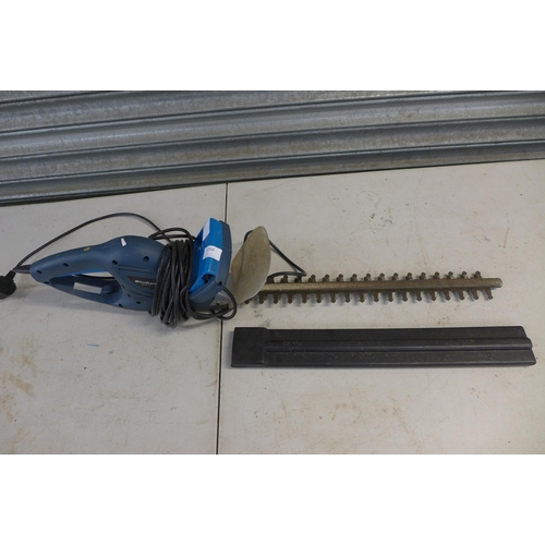 2268 - An Einhell 240v hedge cutter (BG-EH551)