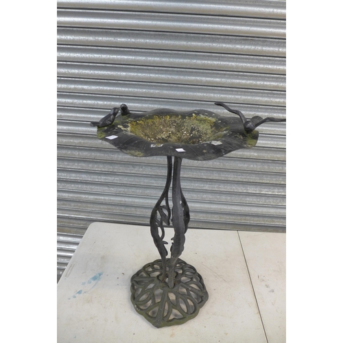 2287 - A concrete ornamental planter and cast metal bird bath