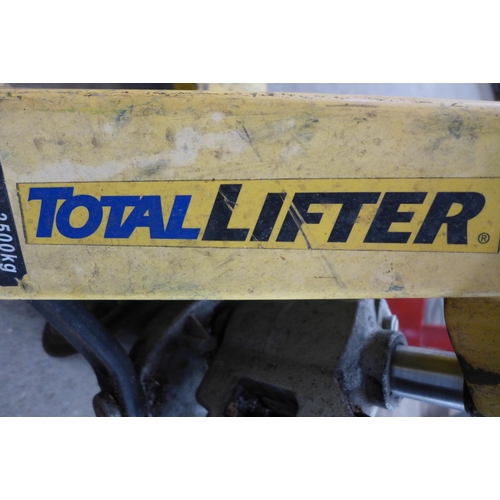 2293 - A Total Lifter 2500kg pallet truck - W