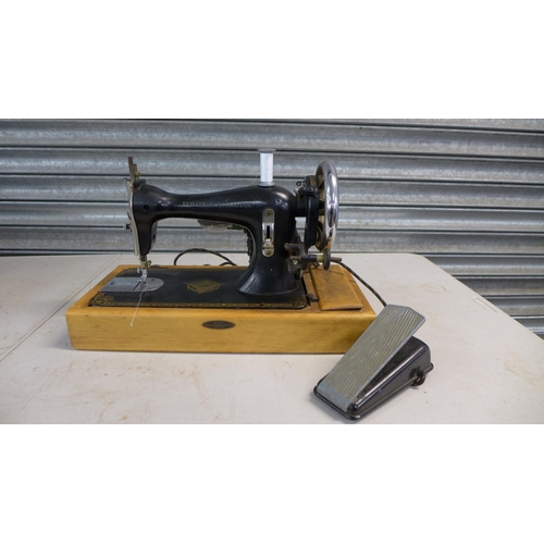 2317 - A vintage Frister & Rossmann sewing machine and sewing machine pedal