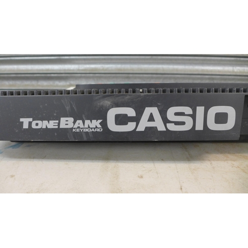 2329 - A Casio Tonebank CT-670 electric keyboard