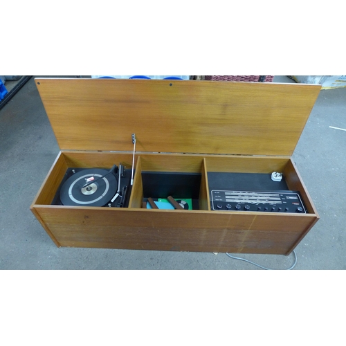 2333 - A vintage Ferguson model no.3371 radiogram with turntable, record player and FM stereo -failed elect... 