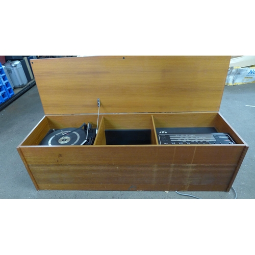 2333 - A vintage Ferguson model no.3371 radiogram with turntable, record player and FM stereo -failed elect... 