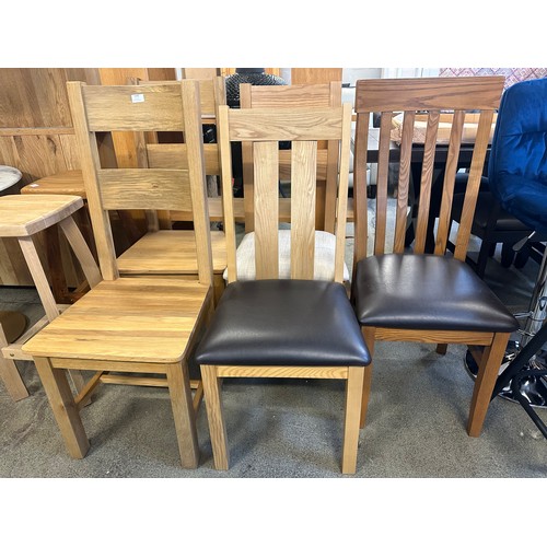 1558 - Five assorted oak side chairs