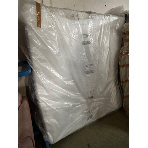 1572 - A super kingsize mattress