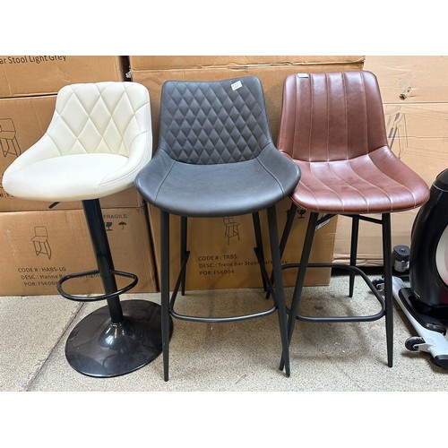 1564 - Three assorted barstools