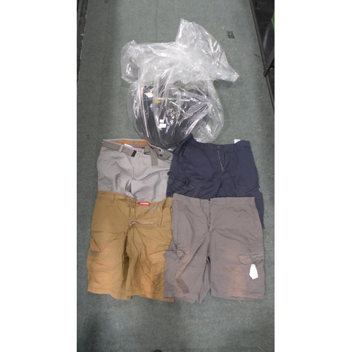 3255 - Bag of men's mixed size/style trousers/shorts * this lot is subject to VAT