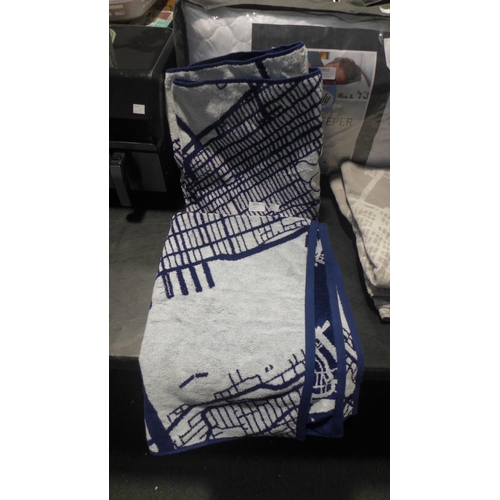 3054 - 2x Dkny City Map Bath Towels (Navy/White)  (315-65) *This lot is subject to VAT