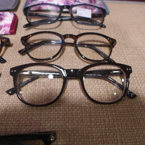 3153 - Fgx Classic Mixed Reading Glasses inc +1.75,   +1.25 (315-427,428) *This lot is subject to VAT