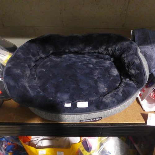 3170 - Kirkland Signature cuddle pet bed * this lot is subject to VAT