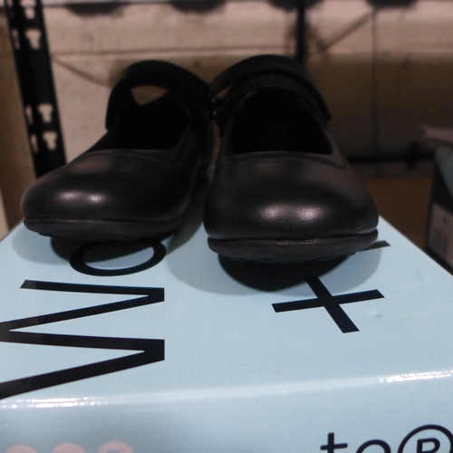 3198 - Pair of Term Maya black school shoes (size UK 3 ) * this lot is subject to VAT