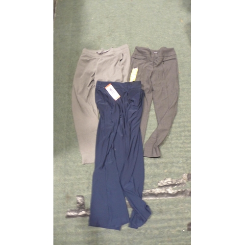 3202 - Large bag of mixed size/style women's trousers/bottoms * this lot is subject to VAT