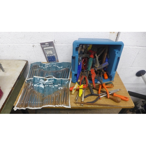 2017 - A box of tools including a Clarke 4 piece mini pick and hook set, pliers, Allen keys, screwdrivers, ... 