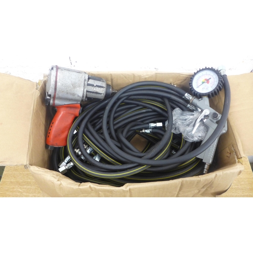 2018 - A box of approx. 30 x 300psi 80cm air hoses and two air tools, ½