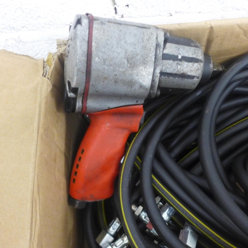 2018 - A box of approx. 30 x 300psi 80cm air hoses and two air tools, ½
