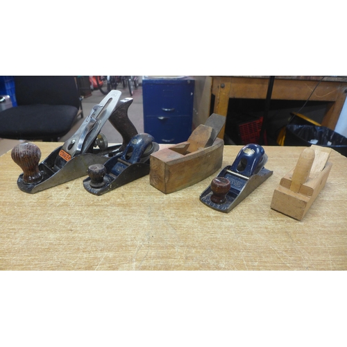 2035 - Five assorted wood planes including a Stanley Bailey No. 04, two Record No. 0110 block planes and tw... 