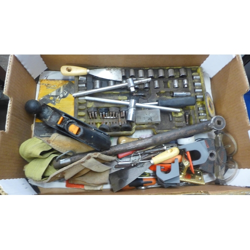 2059 - A box of assorted hand tools including a socket set, socket wrench, a Stanley RB10 wood plane, screw... 