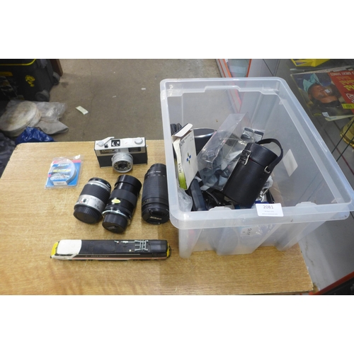 2081 - A box of camera lenses including a Tamron Adaptall 2 135mm, a Nikkon Auto Focus Nikkor 70-300mm, Can... 