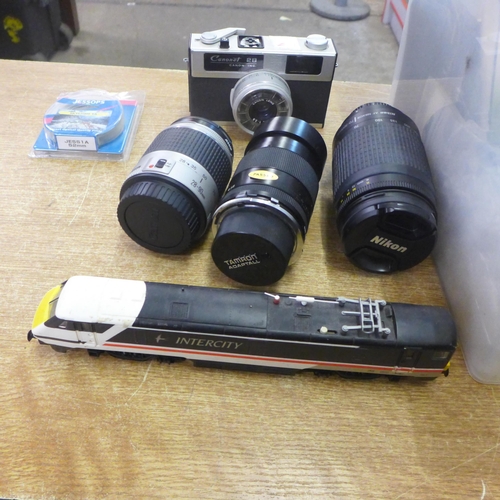 2081 - A box of camera lenses including a Tamron Adaptall 2 135mm, a Nikkon Auto Focus Nikkor 70-300mm, Can... 