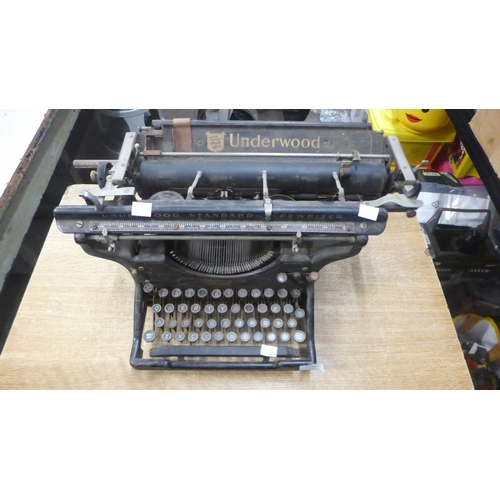 2090 - An Underwood Standard No. 3 vintage typewriter