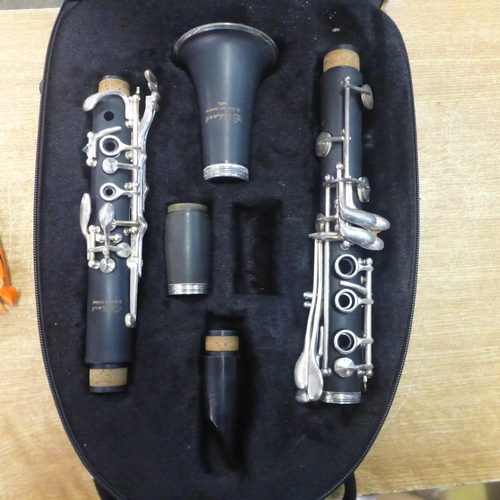 2100 - An Elkhart 100CL Clarinet with 5 Rico 1.5 unfiled Reeds and a protective carry case