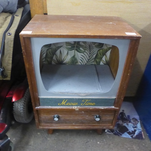 2128 - A Meow Time vintage style TV set cat bed