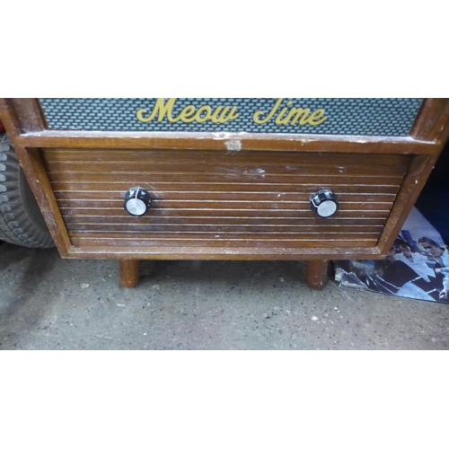 2128 - A Meow Time vintage style TV set cat bed