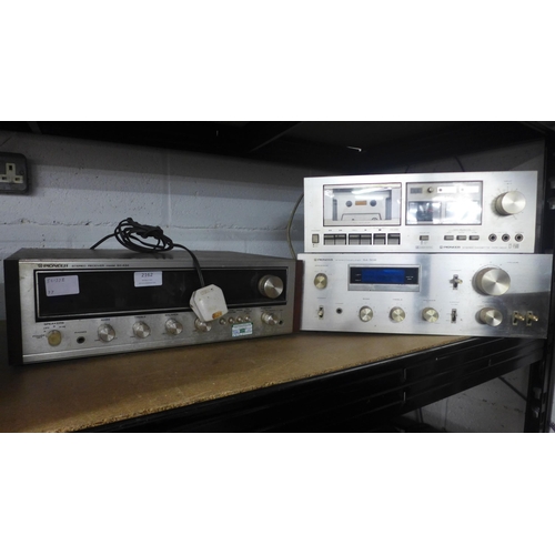 2162 - A quantity of Pioneer stereo equipment including a SX-434 stereo receiver, a CT-500 stereo cassette ... 