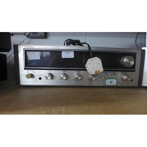 2162 - A quantity of Pioneer stereo equipment including a SX-434 stereo receiver, a CT-500 stereo cassette ... 